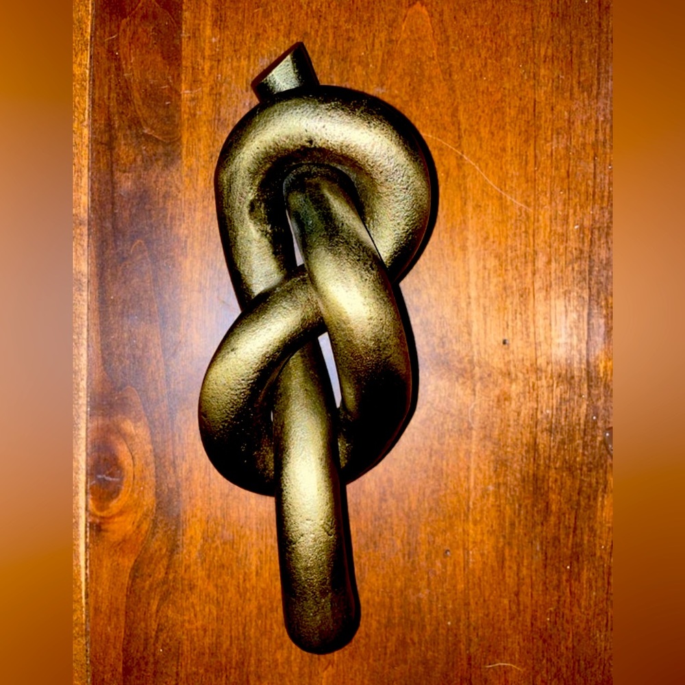 Threshold metal knot